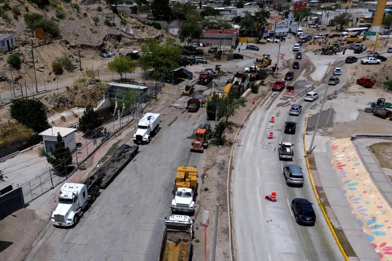 Repavimenta JMAS tramo del bulevar Bernardo Norzagaray