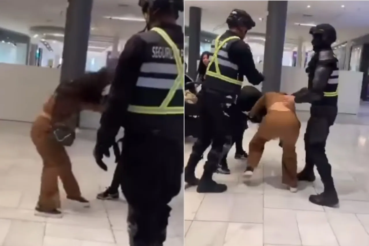 Video: Frente a guardia, mujeres se 'desgreñan' en centro comercial