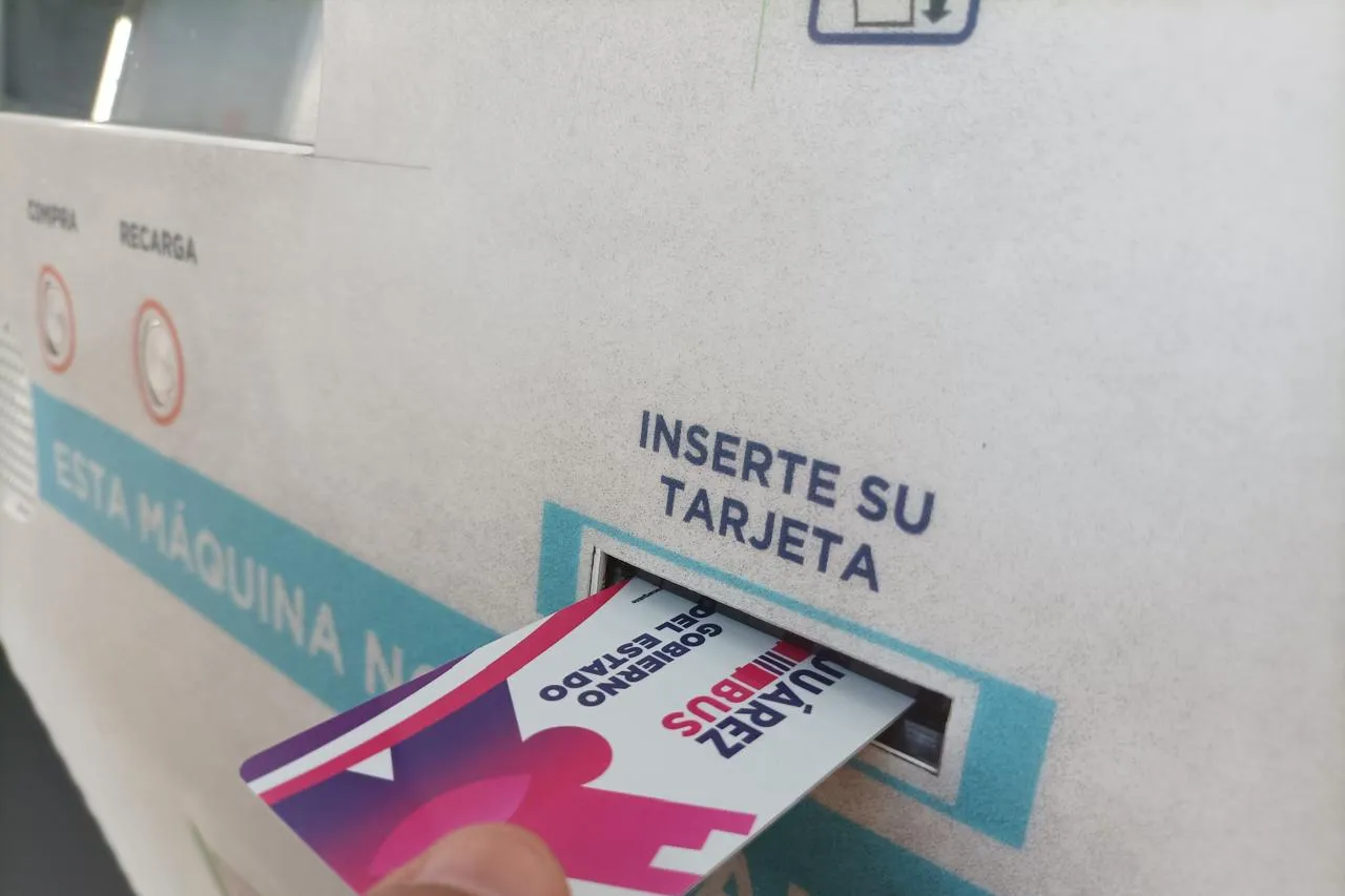 Denuncia usuario a guardia del Juárez Bus por cobrarle el pasaje