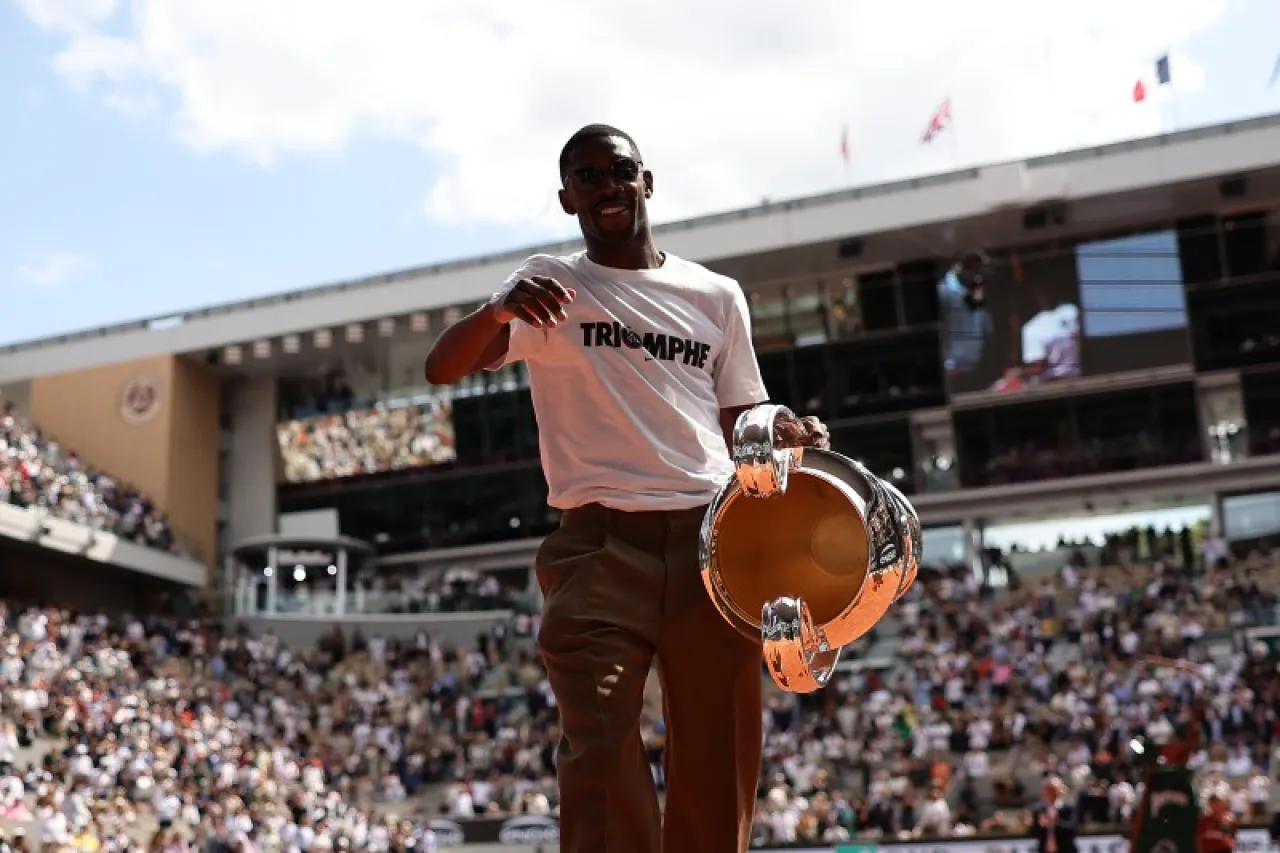 Fotos: Aparece trofeo de Champions en Roland Garros como invitado de honor