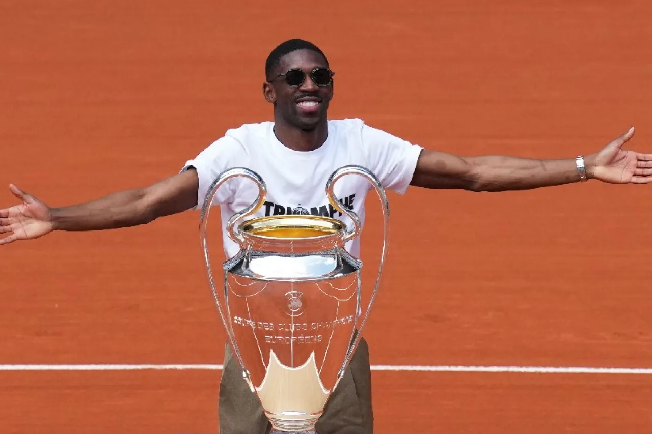Fotos: Aparece trofeo de Champions en Roland Garros como invitado de honor