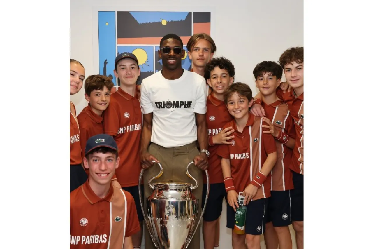 Fotos: Aparece trofeo de Champions en Roland Garros como invitado de honor