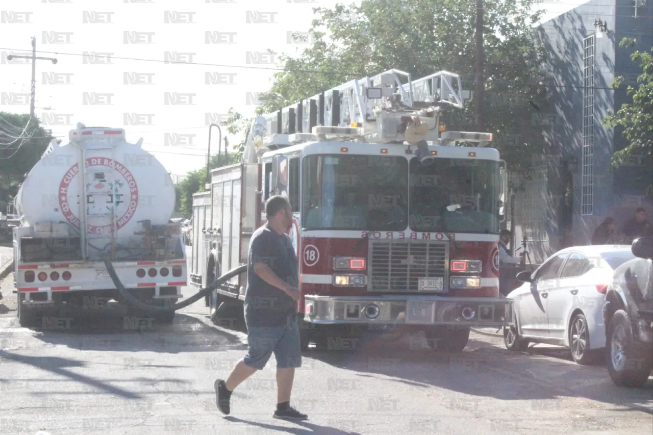 Se incendia taller de carrocería en la colonia Hidalgo; evacúan a vecinos
