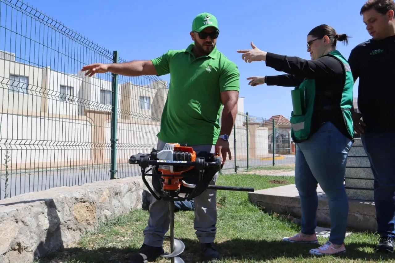 Planta Alex Pérez Escalante más de 500 árboles en mayo