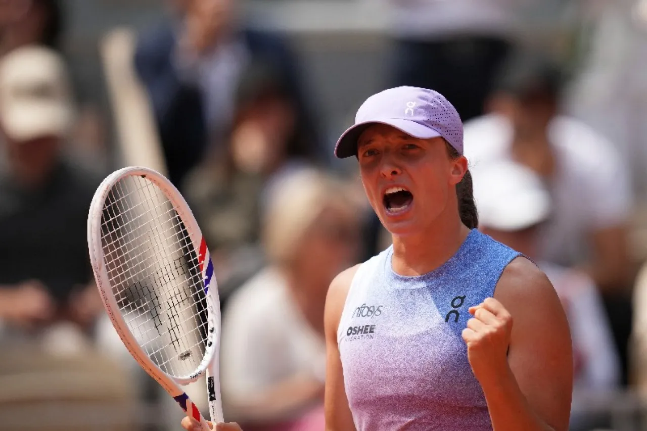 Swiatek gana, barre, y se mete a semis de Roland Garros