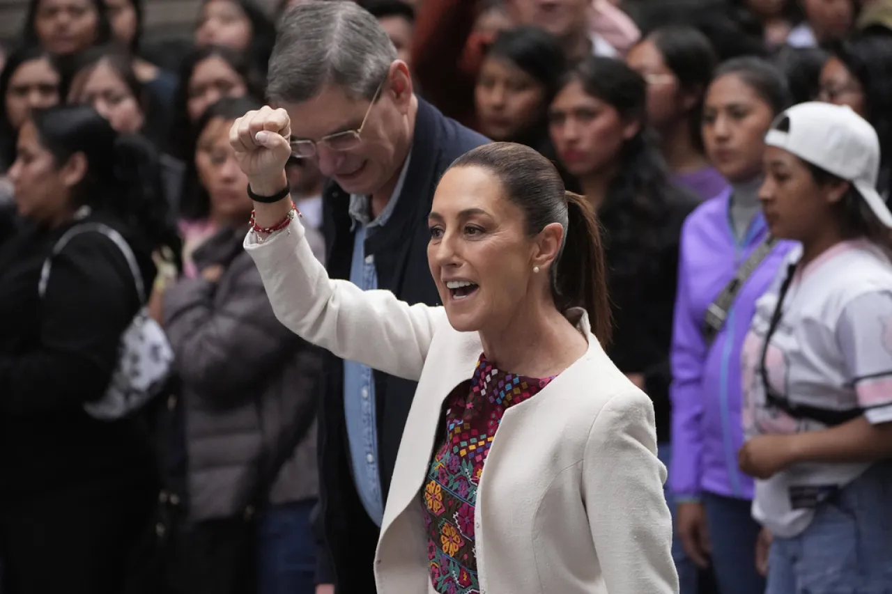 Sugiere Sheinbaum que caída de remesas se debió a política migratoria de Trump