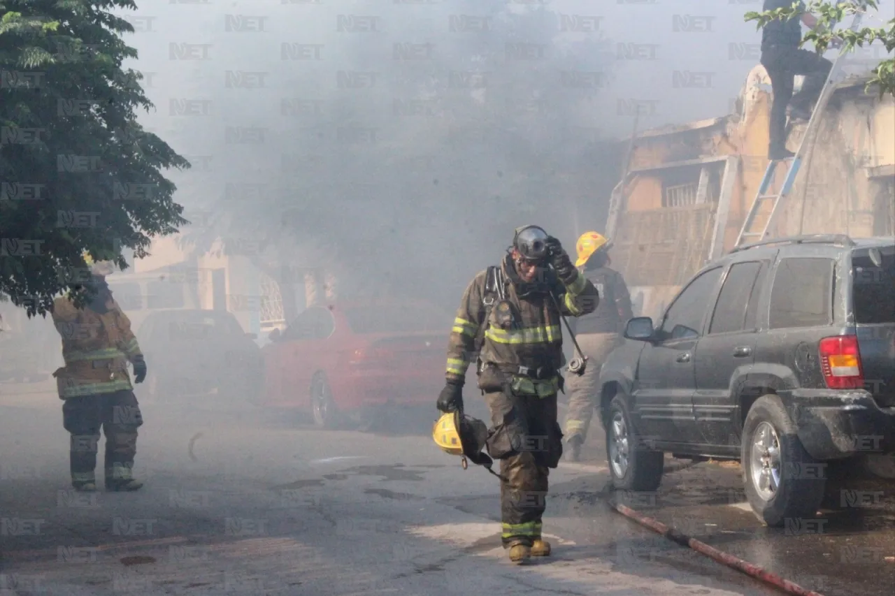 Se incendia taller de carrocería en la colonia Hidalgo; evacúan a vecinos