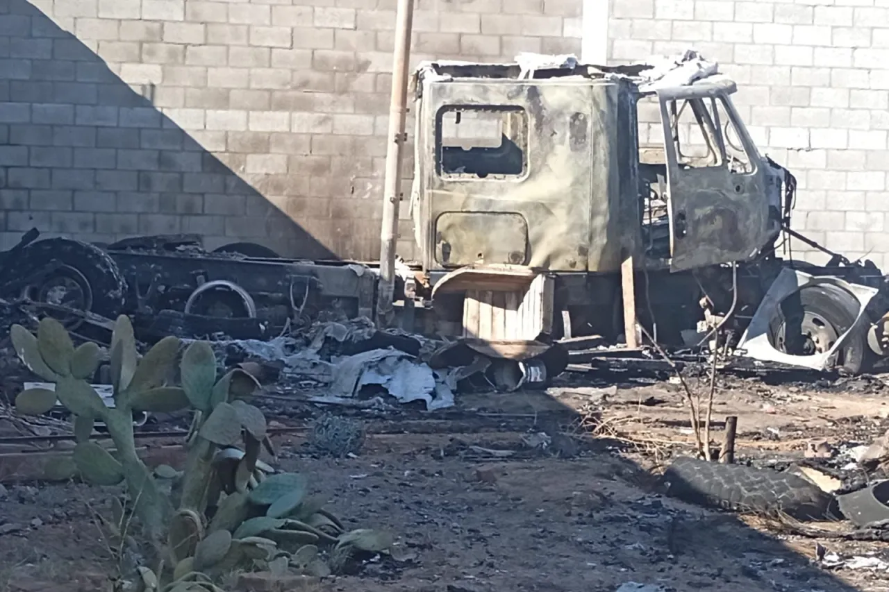 Se calcinan 6 vehículos tras incendio de vivienda deshabitada en Salvárcar