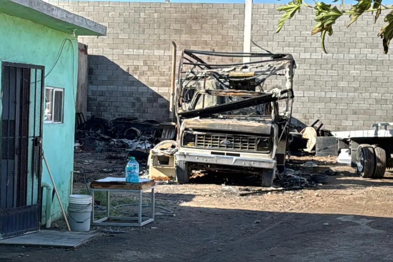 Se calcinan 6 vehículos tras incendio de vivienda deshabitada en Salvárcar
