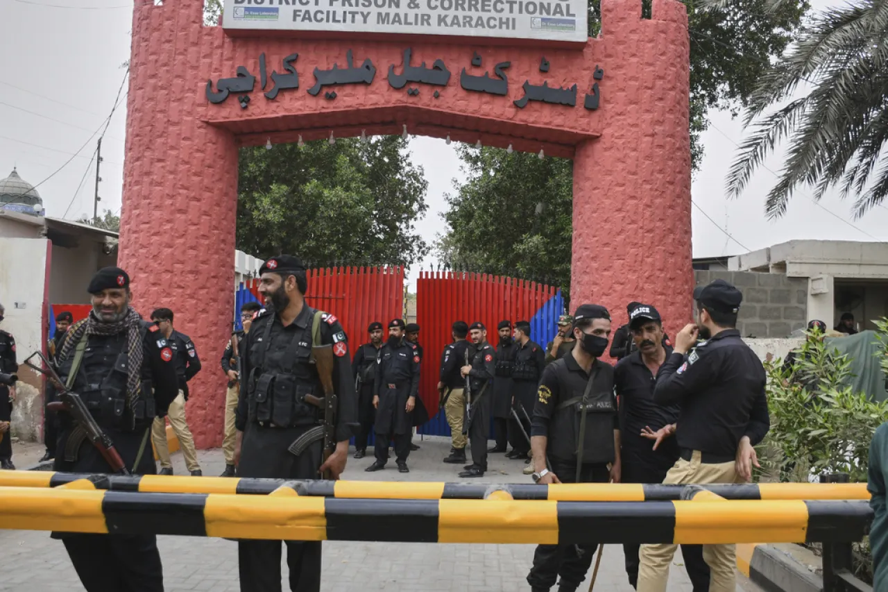 Más de 100 presos escapan de una prisión en Pakistán
