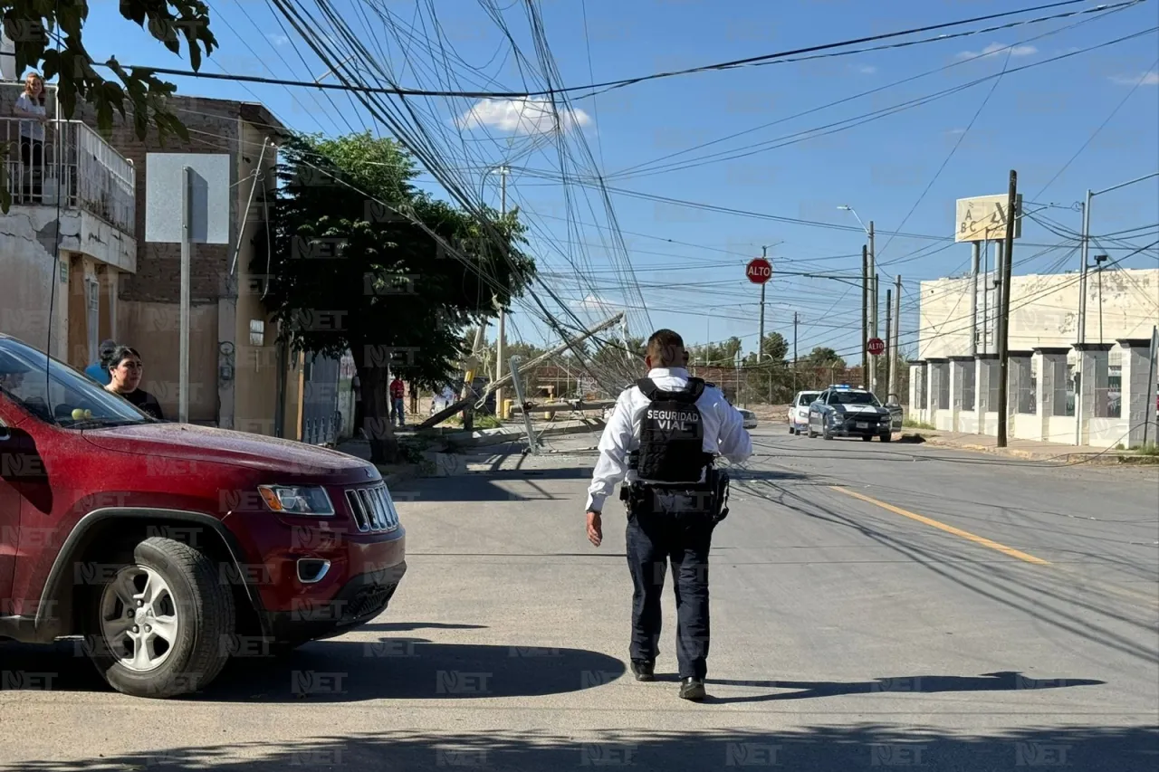 Tráiler deja sin luz a dos colonias por derribar postes