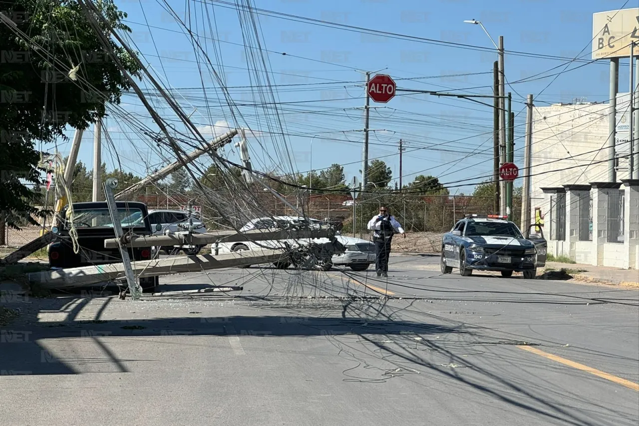 Tráiler deja sin luz a dos colonias por derribar postes