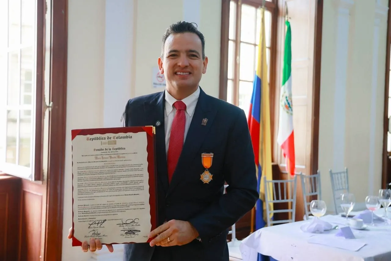 Recibe Marco Bonilla reconocimiento del Senado de Colombia