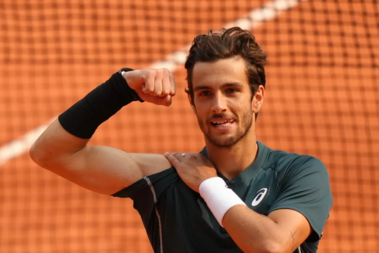 Lorenzo Musetti saca a Fances Tiafoe y avanza a semifinales de Roland Garros