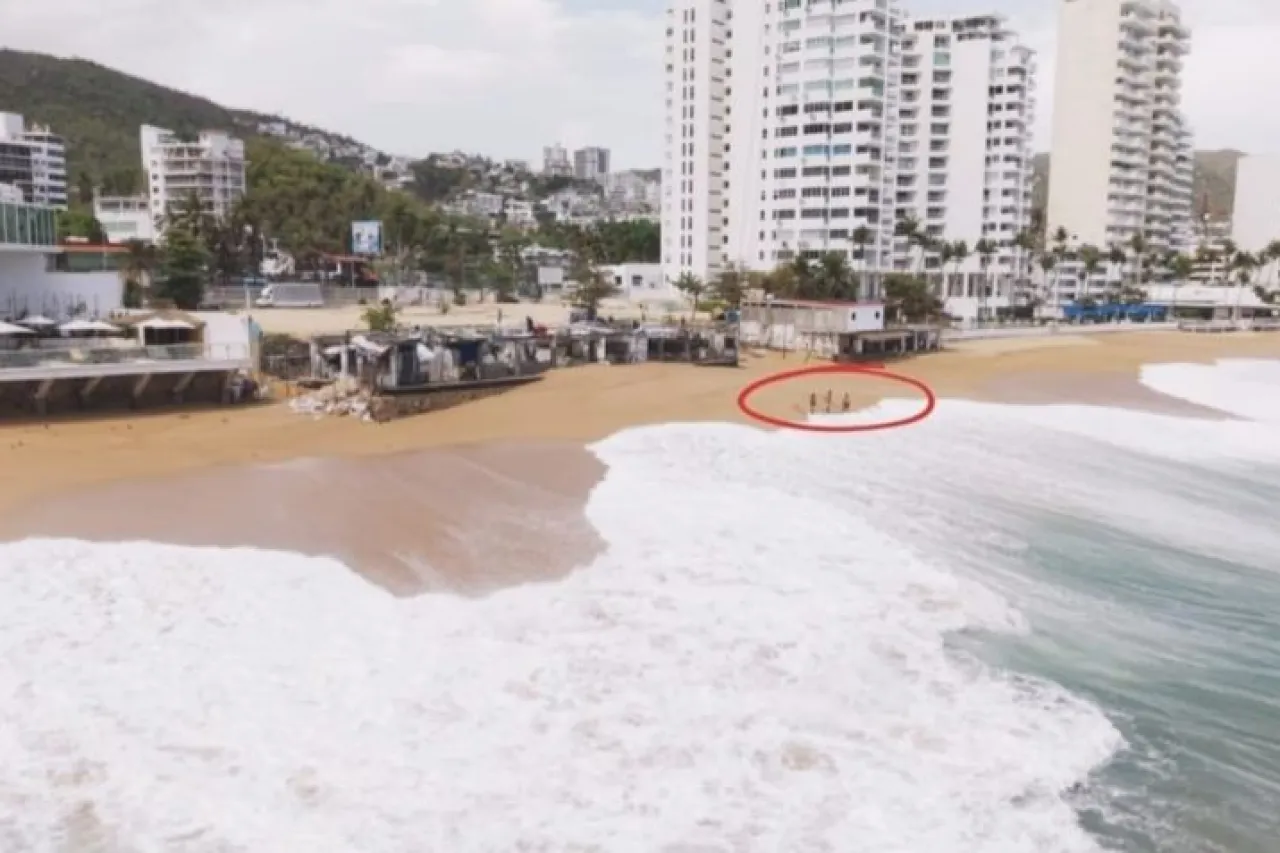 Video: Mar de fondo arrastra a 3 turistas en Acapulco