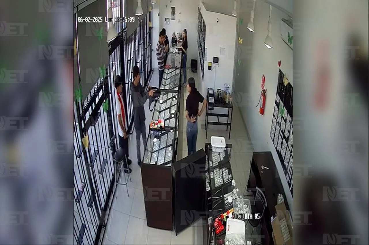 Roban joyería a mano armada