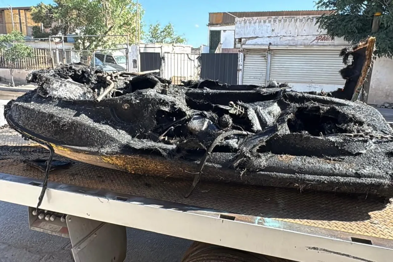 Se calcinan 6 vehículos tras incendio de vivienda deshabitada en Salvárcar