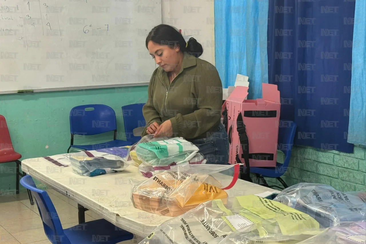 Colaboran INE y Asamblea Distrital Bravos en intercambio de material electoral