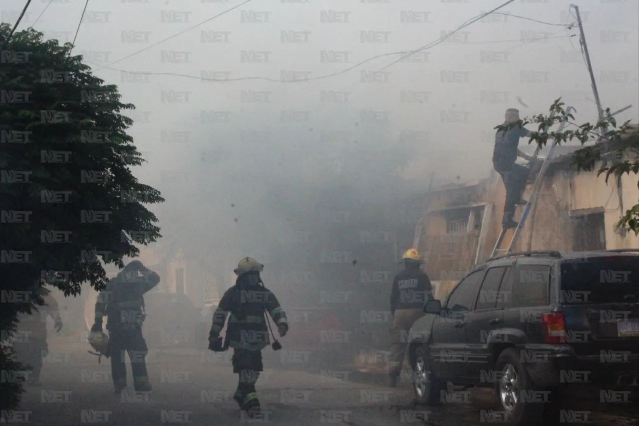Se incendia taller de carrocería en la colonia Hidalgo; evacúan a vecinos