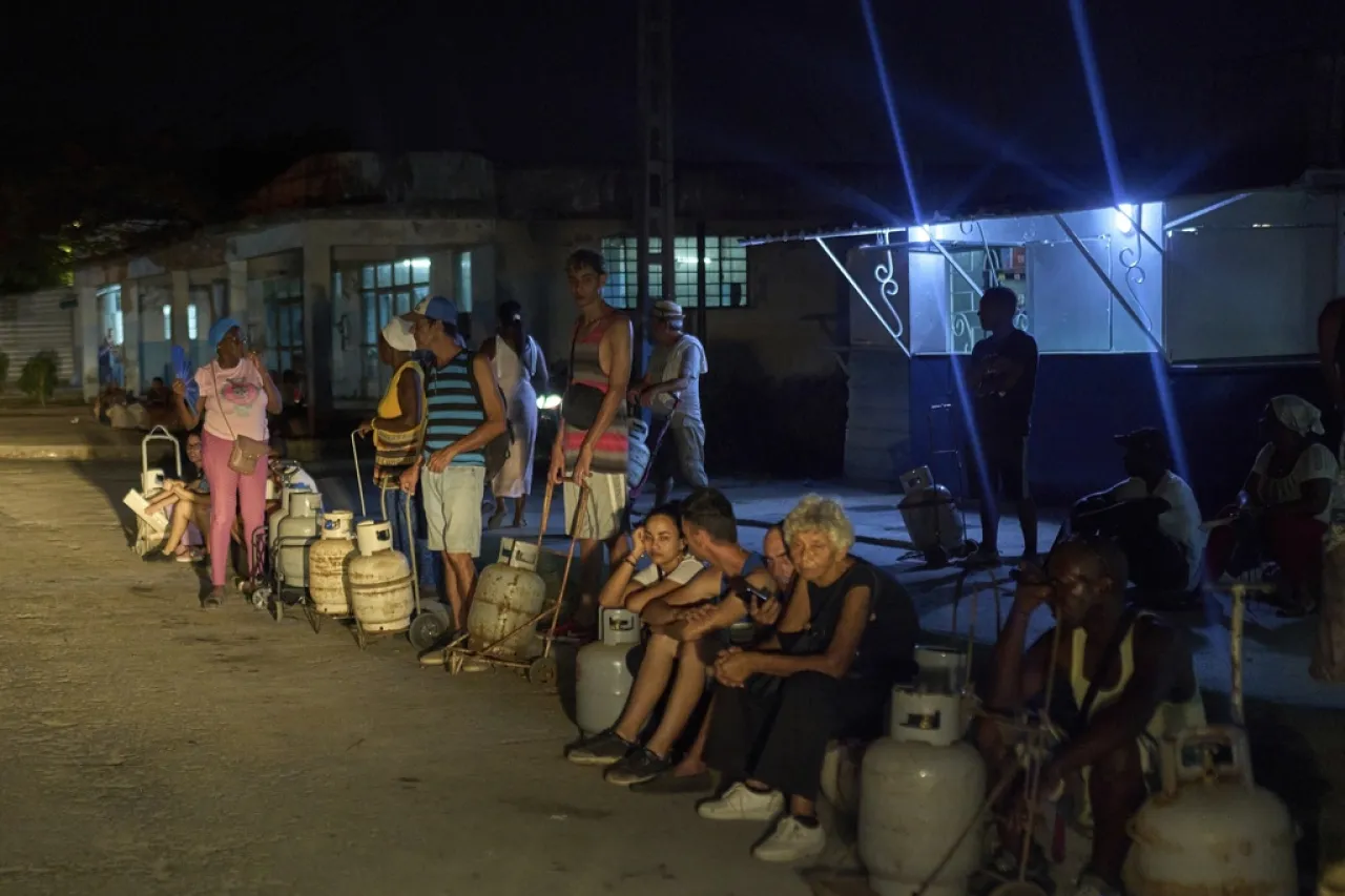 La falta de luz y gas desordena la vida cotidiana de los cubanos