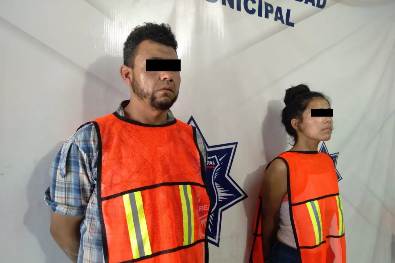 Actividades en pareja; caen por desmantelar dos autos con reporte de robo