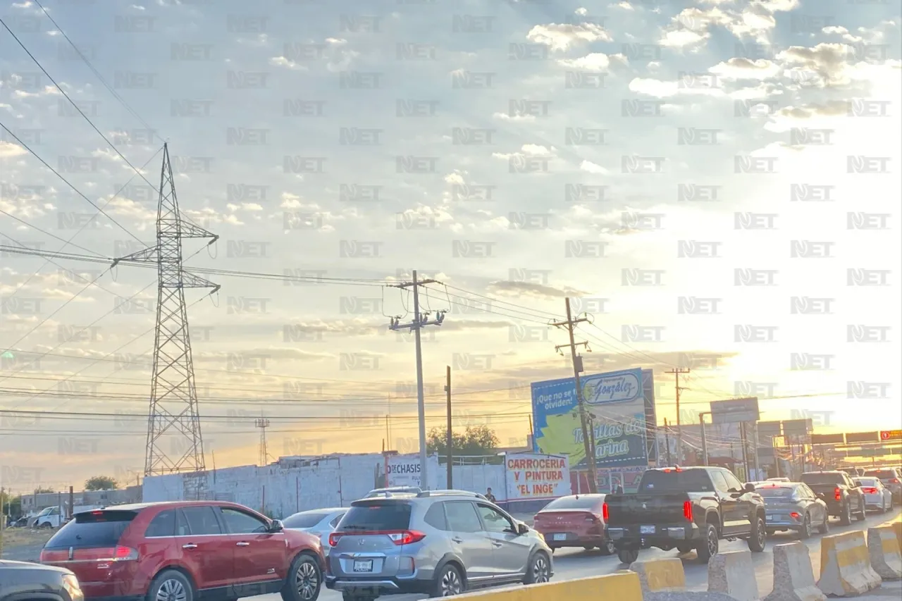 Largas filas para cruzar a El Paso