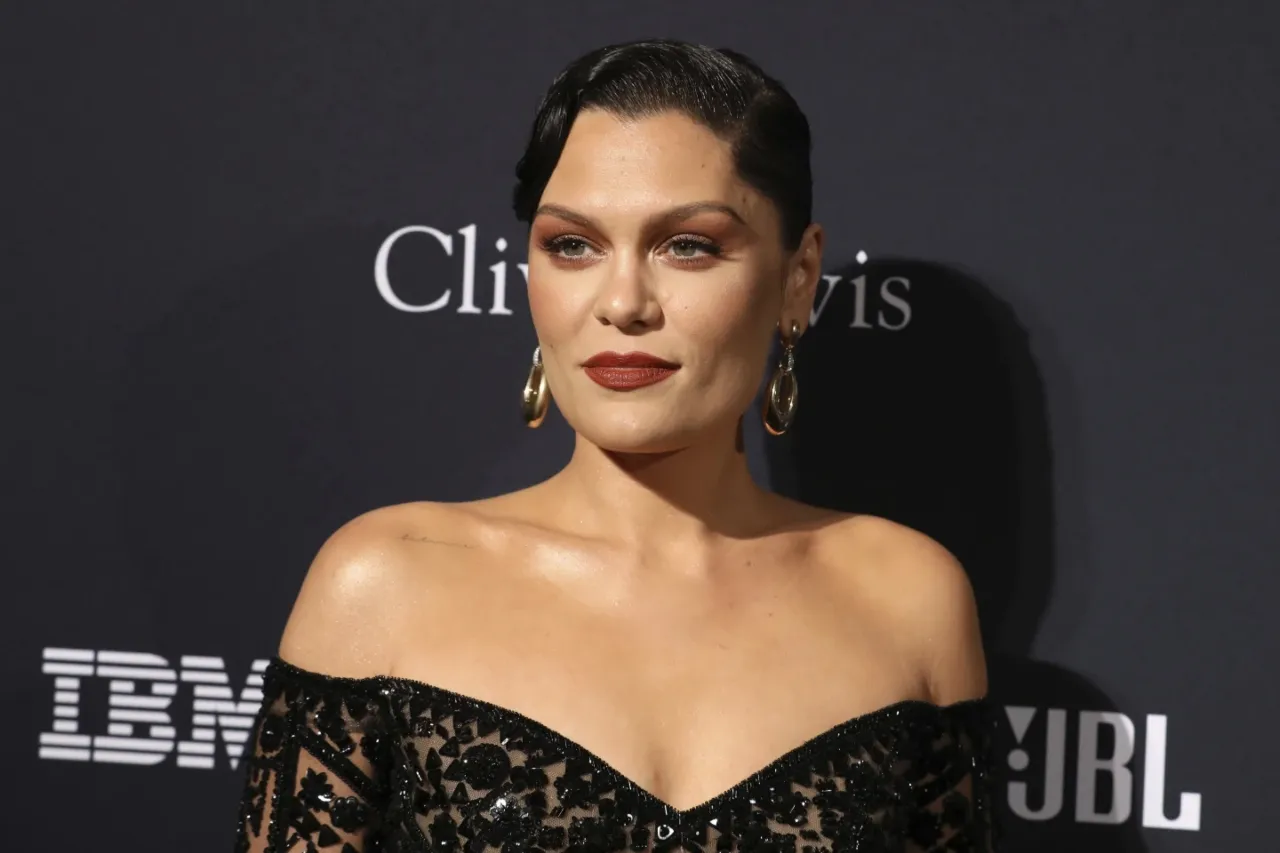 Diagnostican cáncer de mama a Jessie J
