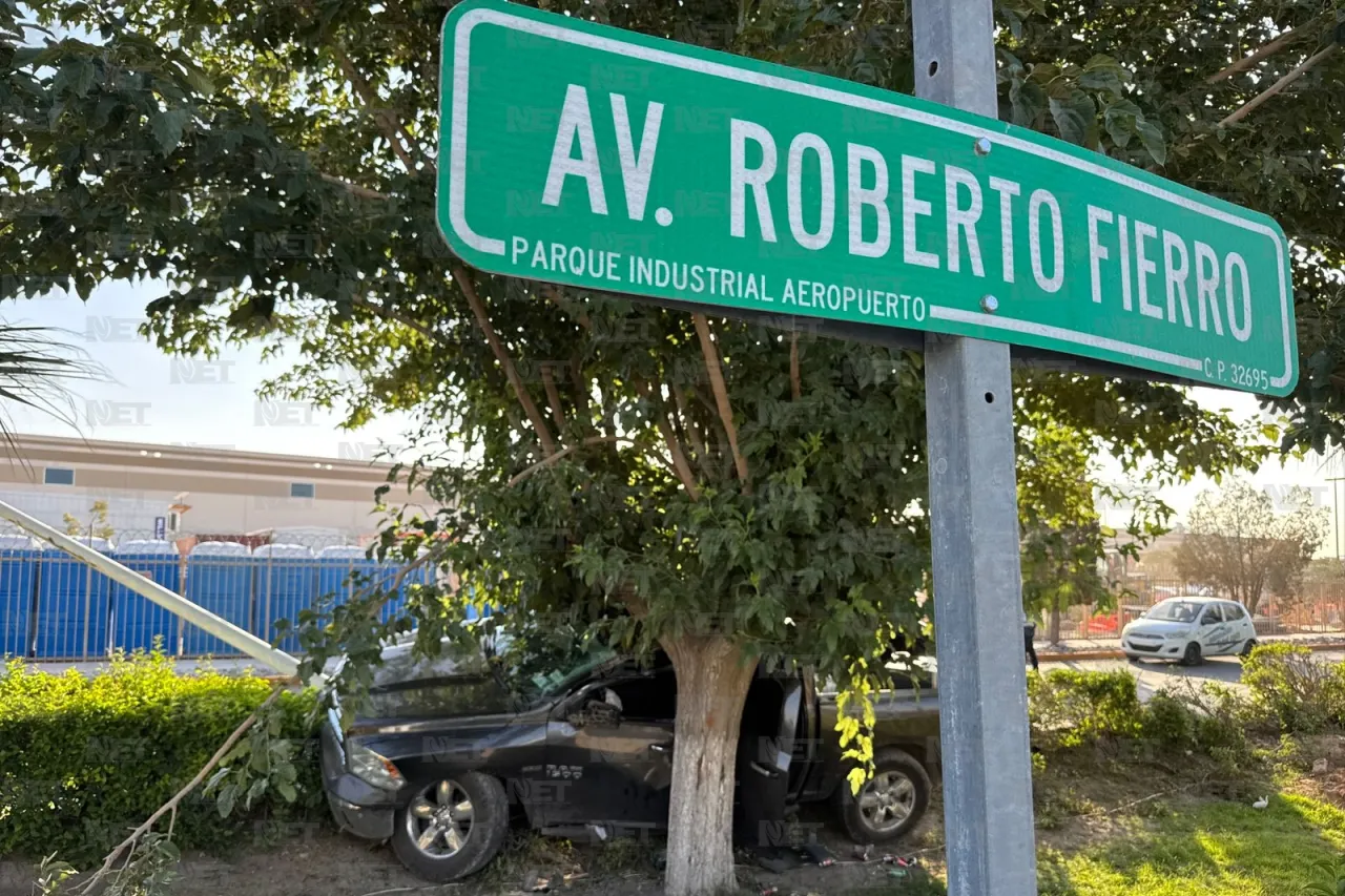 Choca contra poste y huye: pick up termina destrozada en parque industrial