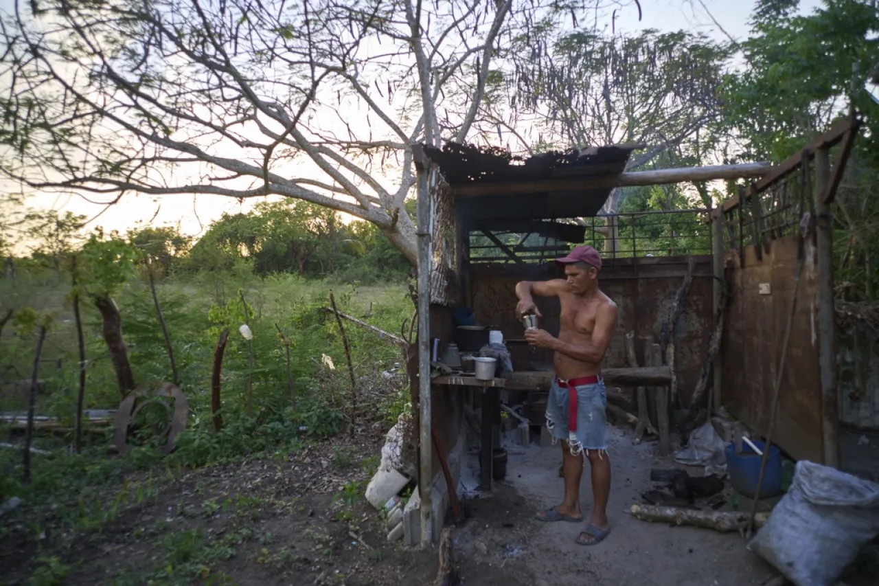 La falta de luz y gas desordena la vida cotidiana de los cubanos