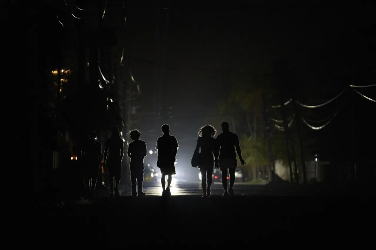 La falta de luz y gas desordena la vida cotidiana de los cubanos