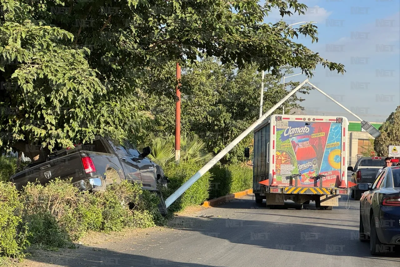 Choca contra poste y huye: pick up termina destrozada en parque industrial