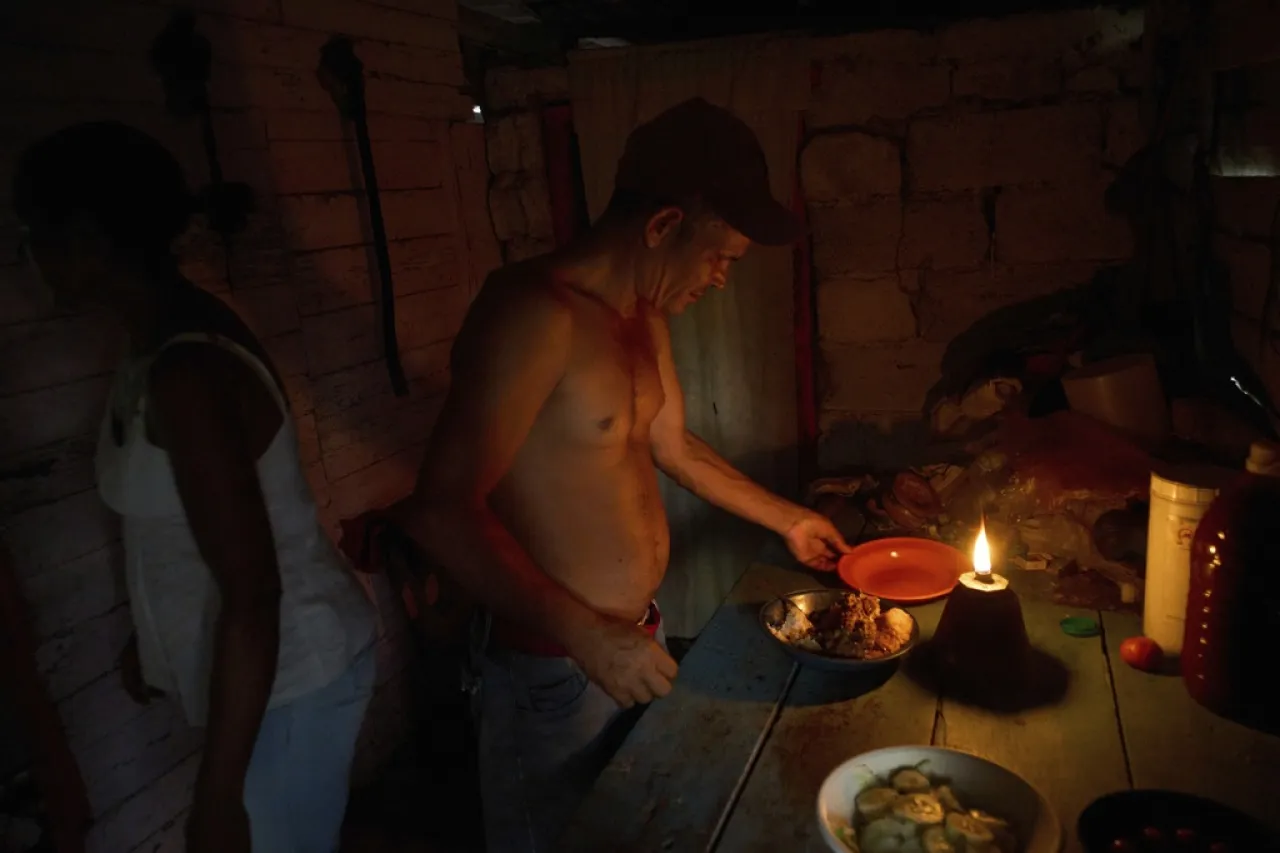 La falta de luz y gas desordena la vida cotidiana de los cubanos