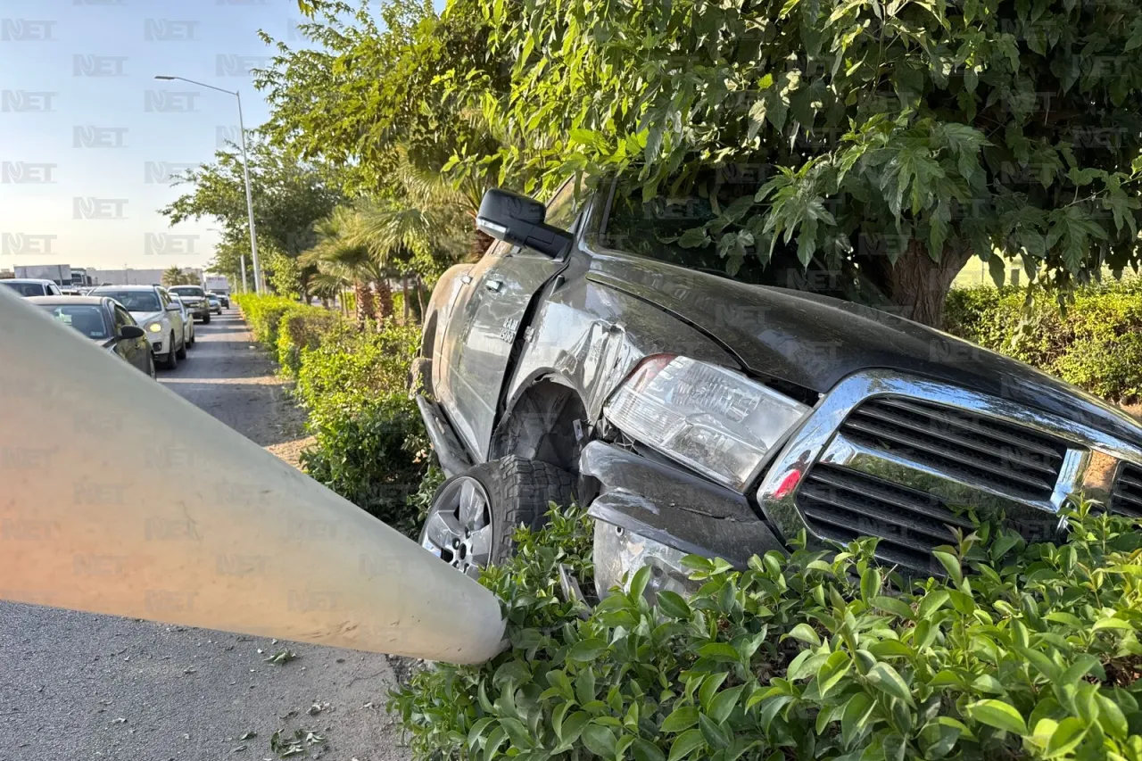 Choca contra poste y huye: pick up termina destrozada en parque industrial