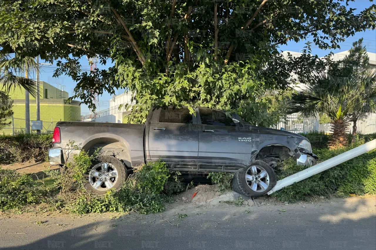 Choca contra poste y huye: pick up termina destrozada en parque industrial