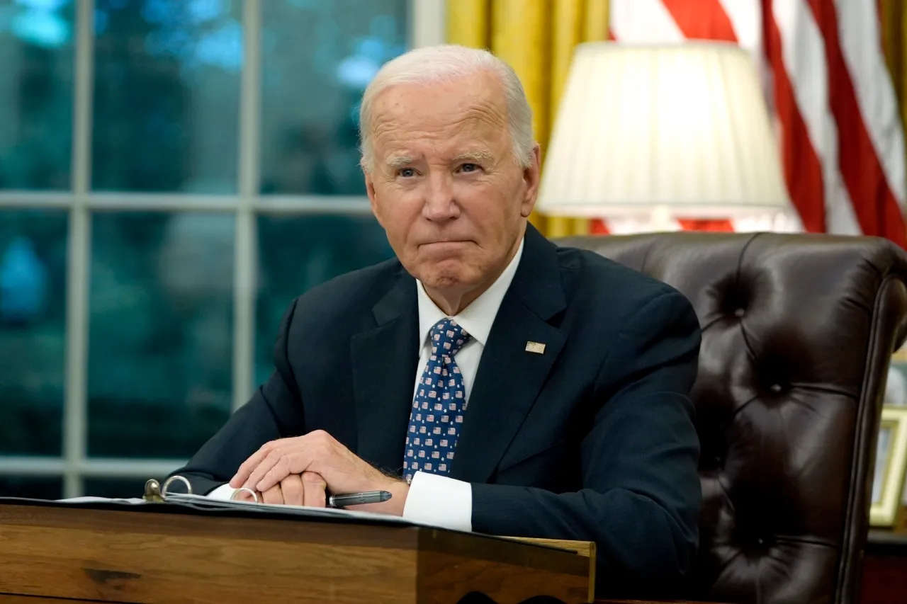 Trump ordena investigar uso de máquina de firmar por parte de Biden