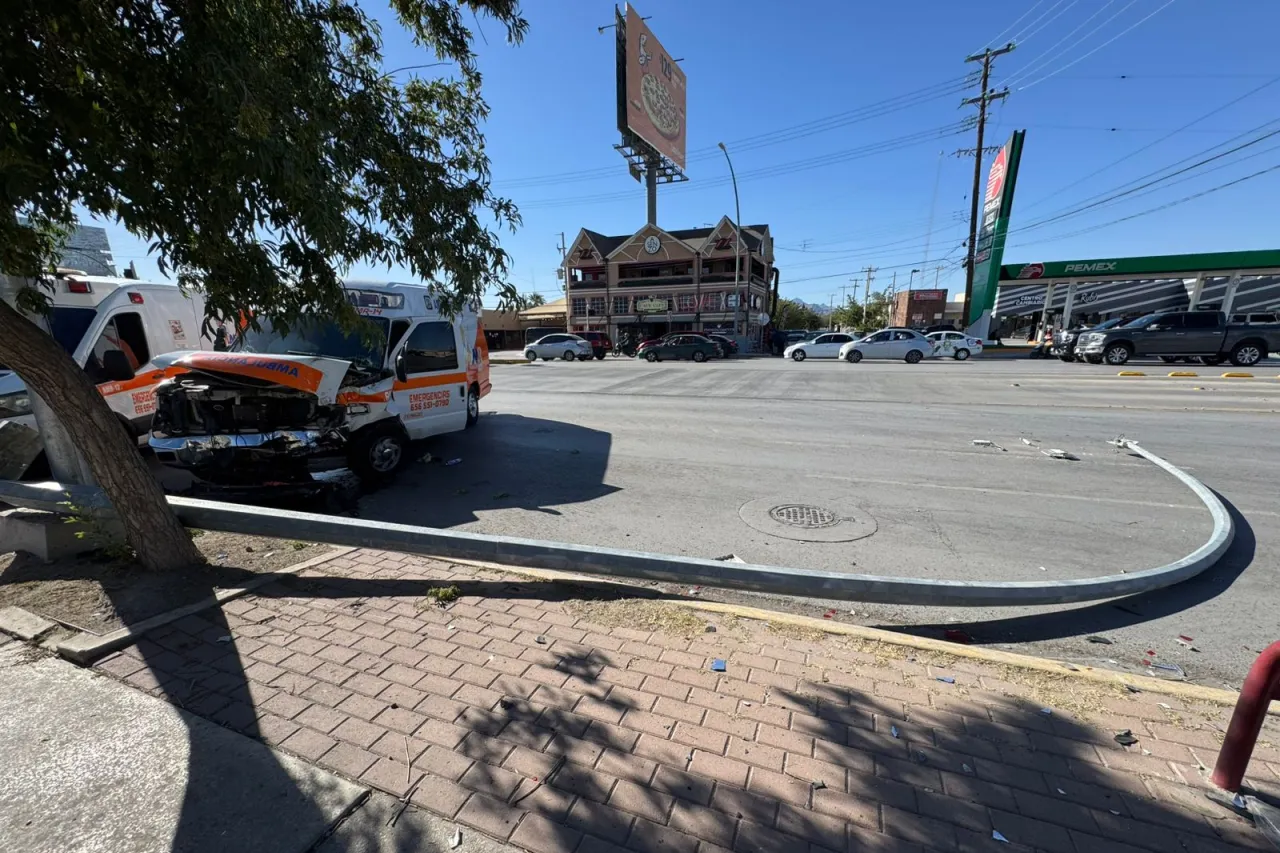 Ambulancia en ruta a emergencia choca contra Cherokee