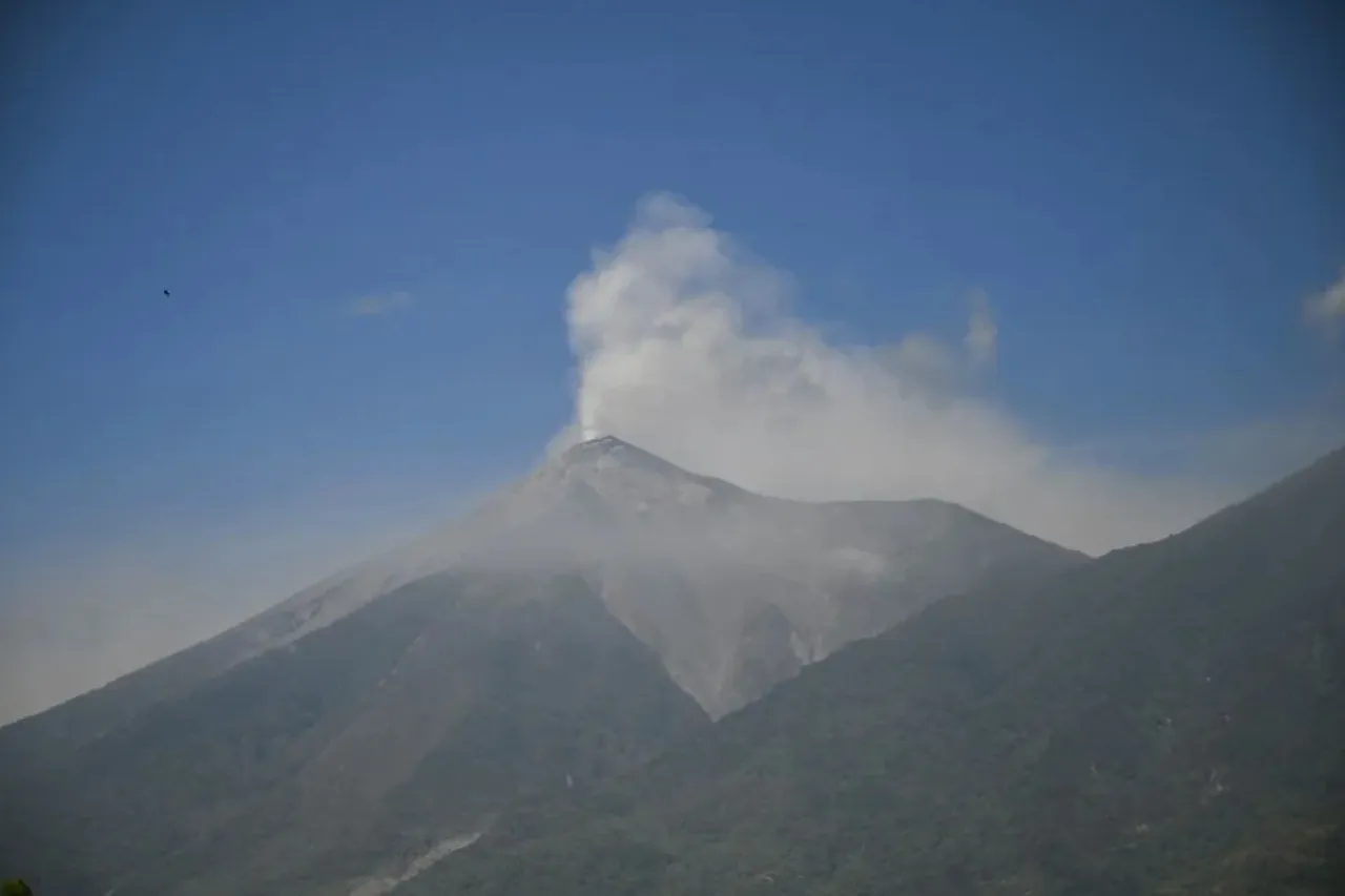 Evacúan a familias por nueva erupción del volcán de Fuego en Guatemala