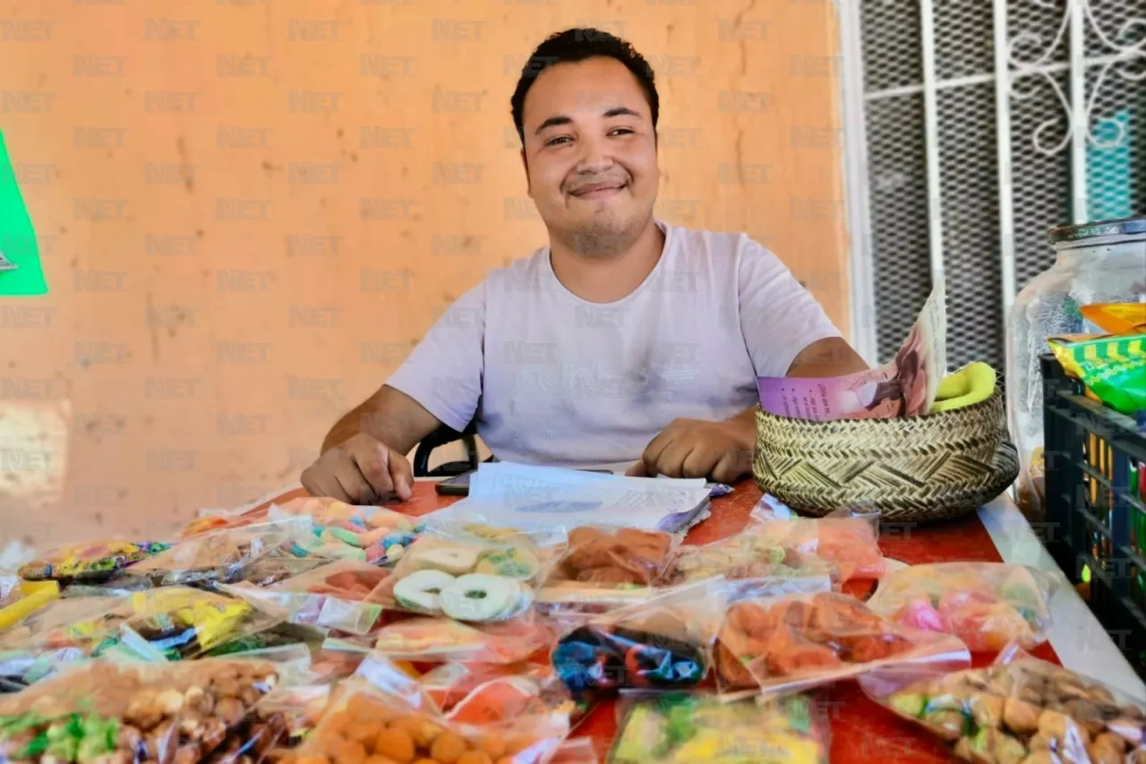 La discapacidad no es un límite: Daniel vende dulces y sale adelante