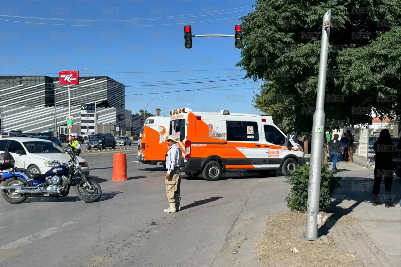 Ambulancia en ruta a emergencia choca contra Cherokee
