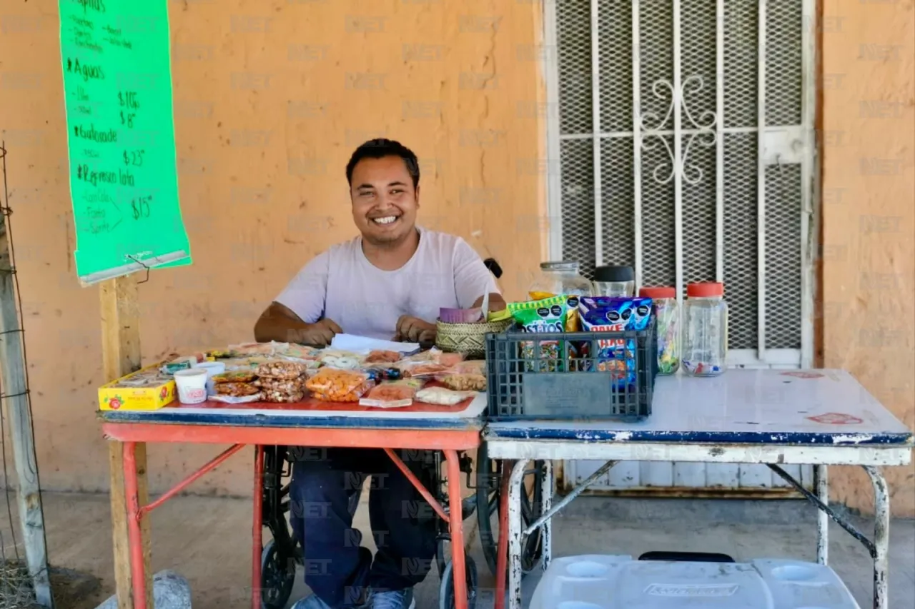 La discapacidad no es un límite: Daniel vende dulces y sale adelante