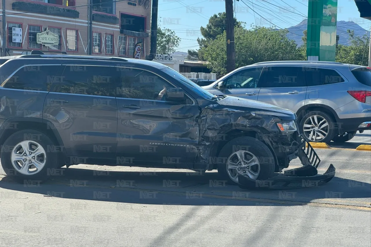 Ambulancia en ruta a emergencia choca contra Cherokee
