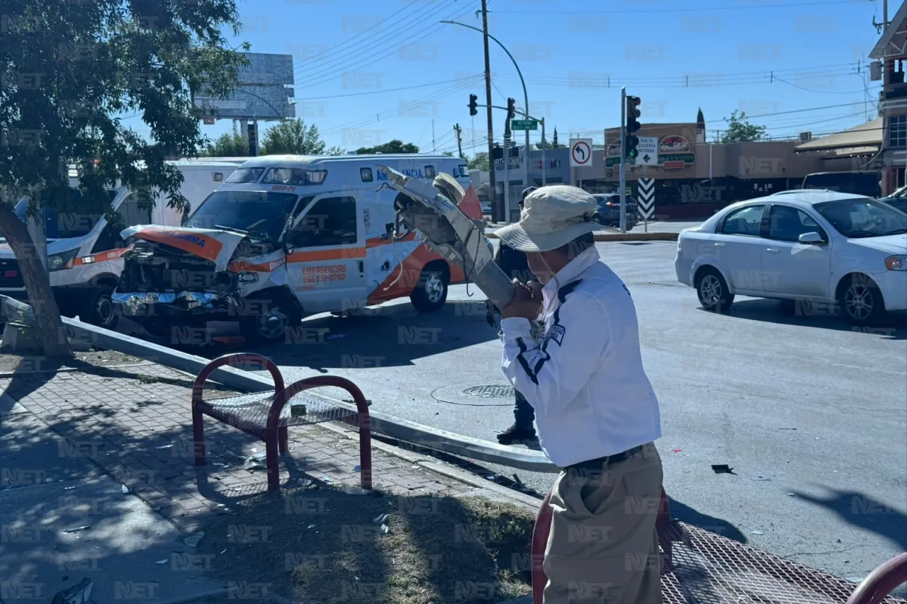 Ambulancia en ruta a emergencia choca contra Cherokee