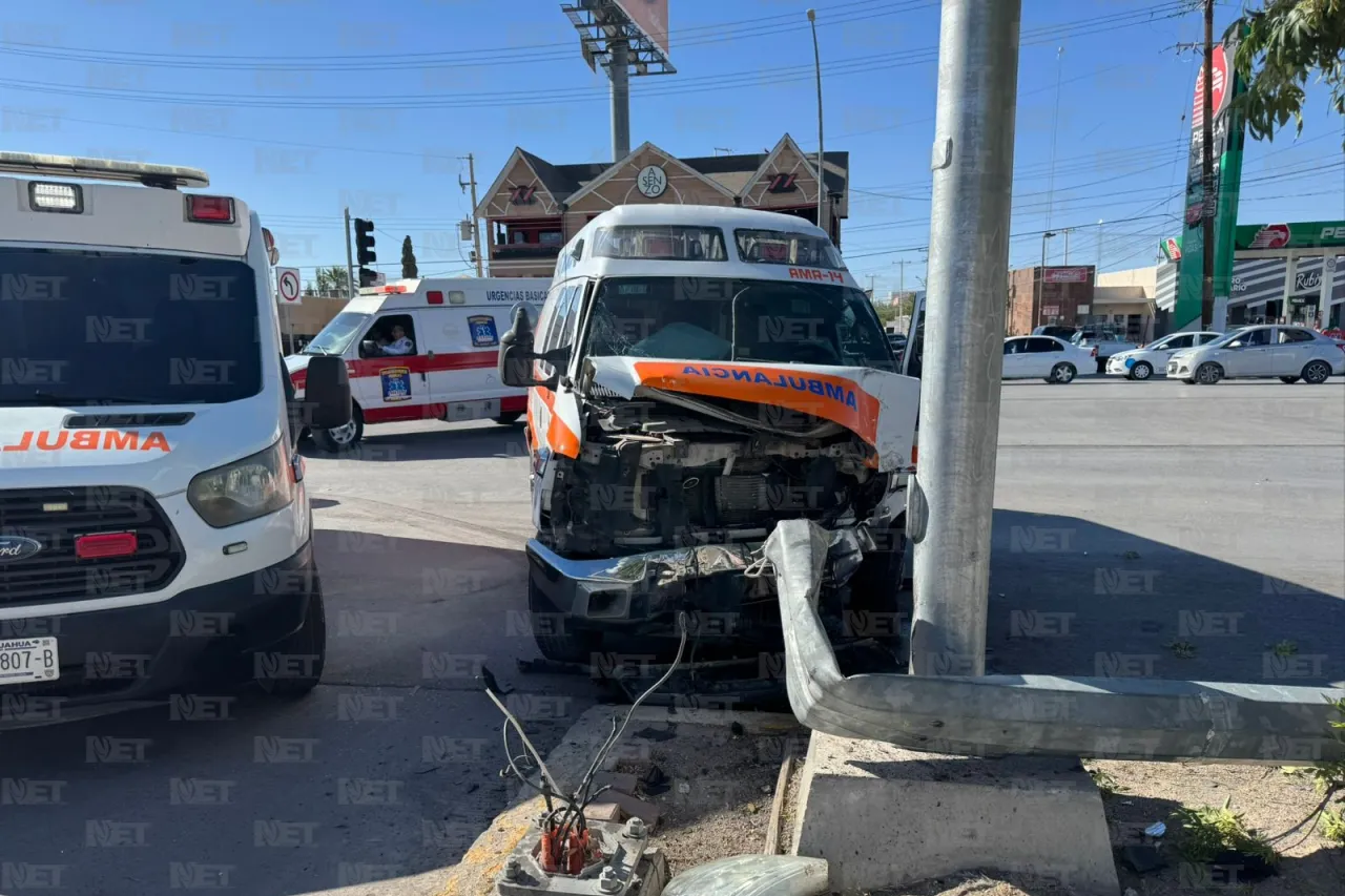 Ambulancia en ruta a emergencia choca contra Cherokee