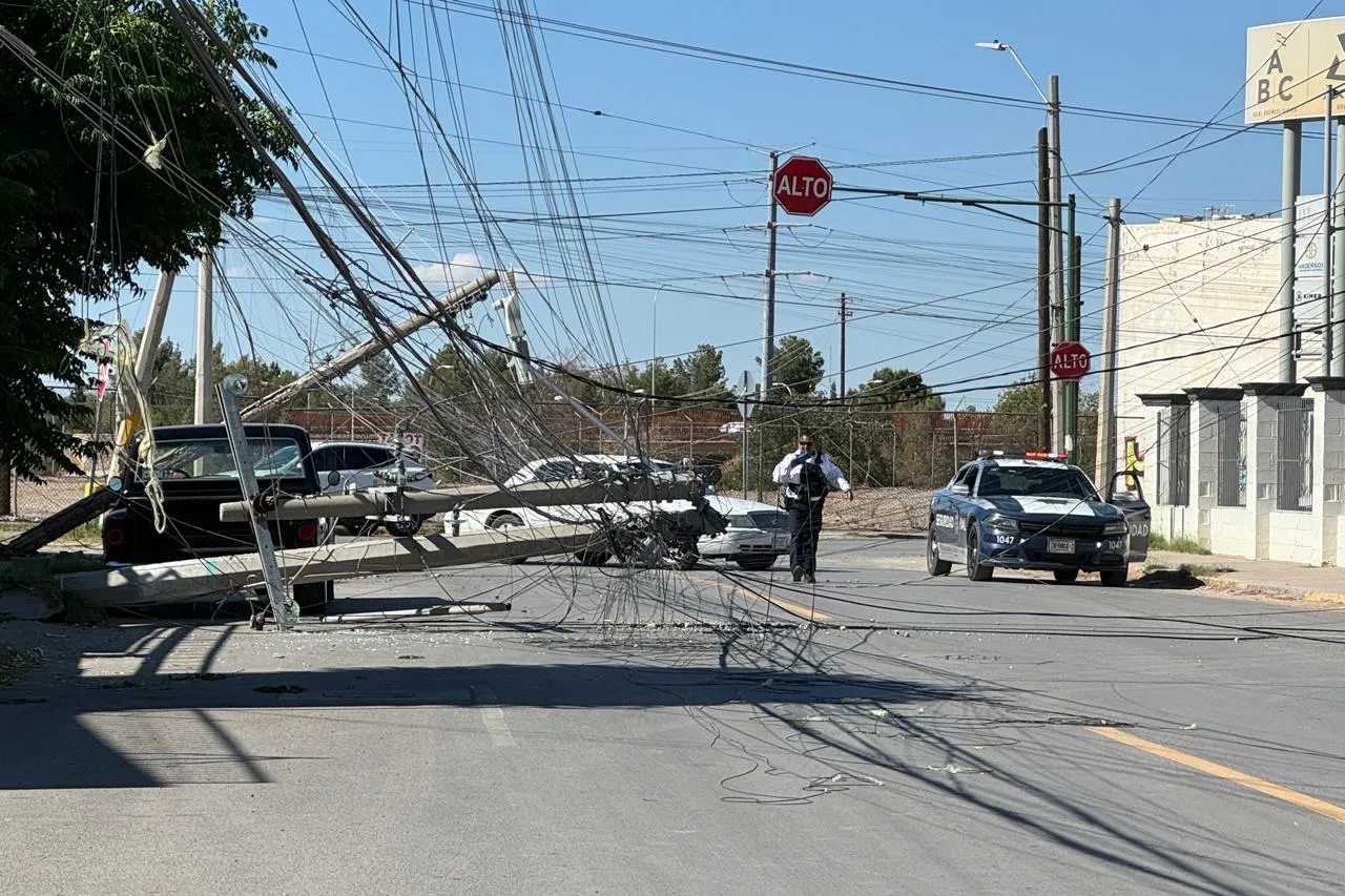 Ha reemplazado CFE 100 postes dañados en accidentes en Juárez