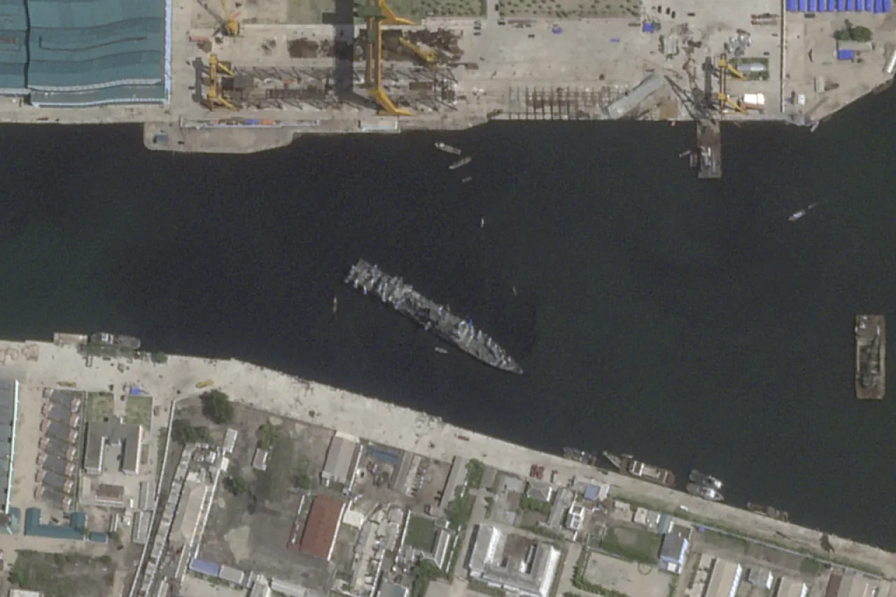 Endereza Corea del Norte destructor que zozobró al ser botado al mar