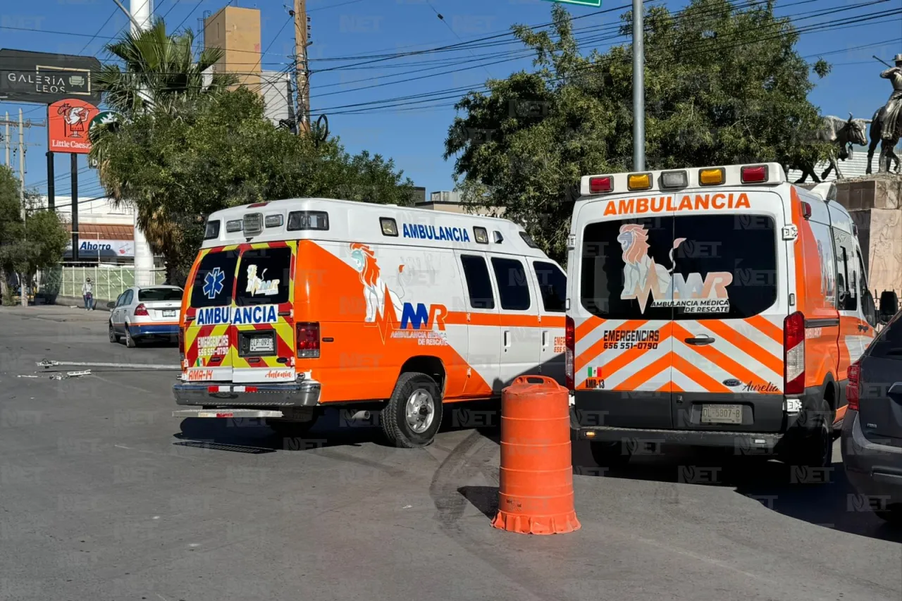 Ambulancia en ruta a emergencia choca contra Cherokee