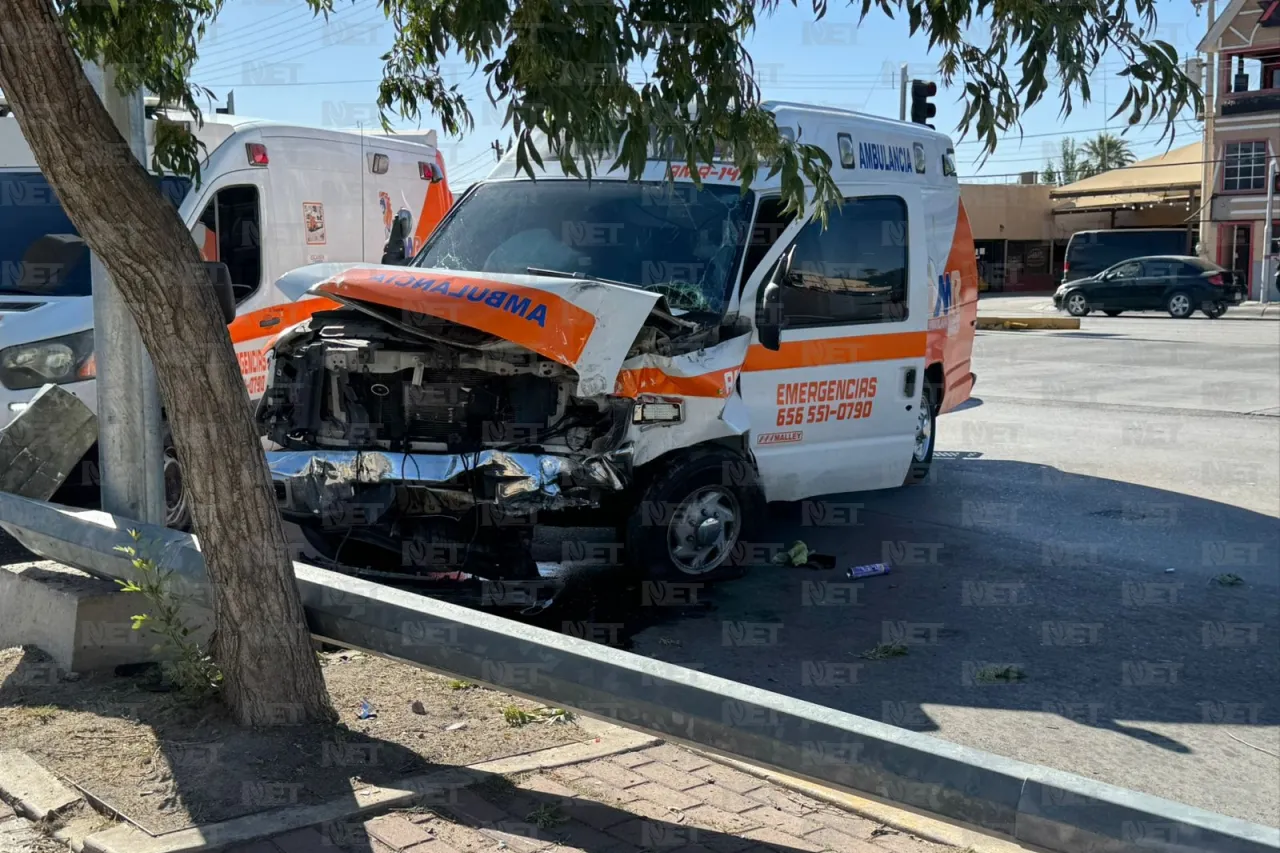 Ambulancia en ruta a emergencia choca contra Cherokee