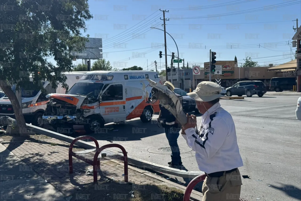 Ambulancia en ruta a emergencia choca contra Cherokee