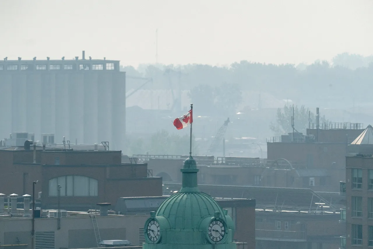 Incendios forestales obligan a evacuar a otros mil residentes de Manitoba