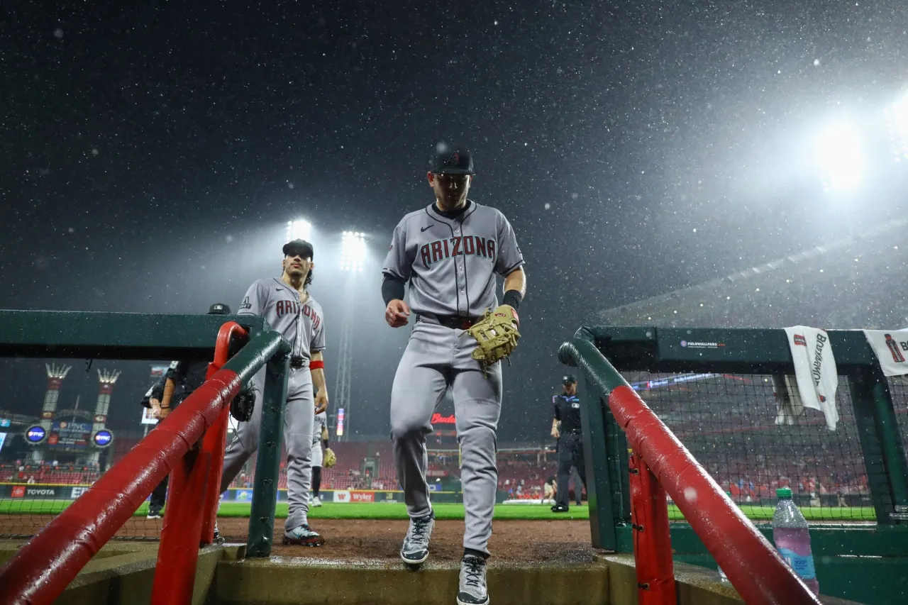 Diamondbacks y Rojos suspenden su juego tras 6 entradas por lluvia